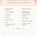 Image d'une check-list de déménagement sur un bureau avec des cartons en arrière-plan.