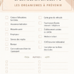 Image d'une check-list de déménagement sur un bureau avec des cartons en arrière-plan.