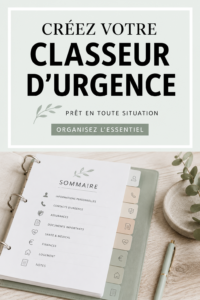 Un classeur d'urgence bien organisé sur une table en bois.