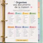 Un bureau bien rangé avec des documents organisés dans des classeurs colorés