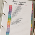 Femme préparant son dossier de garde d'enfant avec des documents et des notes