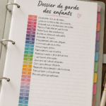 Femme préparant son dossier de garde d'enfant avec des documents et des notes