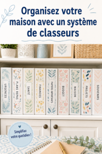 Un intérieur organisé avec un classeur d'organisation sur une table