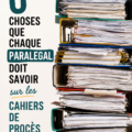 Un juriste utilisant un cahier de procès lors d'une audience