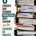 Un juriste utilisant un cahier de procès lors d'une audience