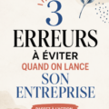 Photo d'une femme souriante travaillant sur son plan d'affaires.