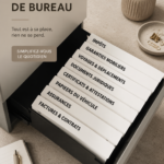 Un bureau élégant et bien organisé avec des fournitures de bureau triées et des éléments décoratifs apaisants.