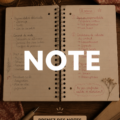 Une étudiante en droit prend des notes sur son bureau, entourée de livres et de matériel scolaire.