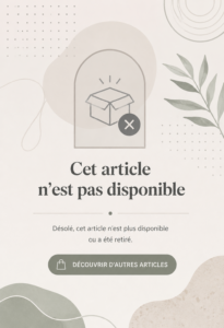 Une femme examinant les produits sur un site de e-commerce pour trouver une alternative à un article épuisé.