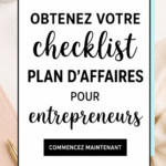 Une femme consultant une checklist de plan d'affaires pour sa startup.