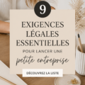 Une femme souriante devant son bureau, prête à lancer sa petite entreprise.
