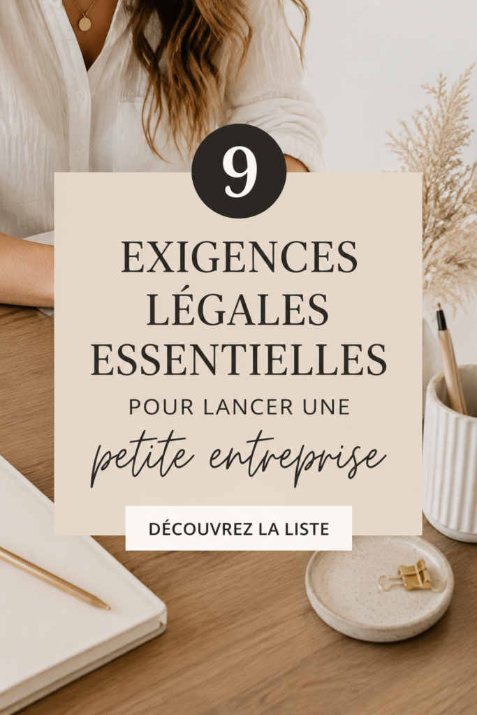 Une femme souriante devant son bureau, prête à lancer sa petite entreprise.