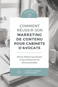 Image d'un avocat consultant des documents sur un bureau avec un ordinateur, illustrant le marketing de contenu.