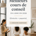 Une femme en train d'apprendre via un cours en ligne sur le consulting, entourée de matériel d'étude et d'un ordinateur portable.