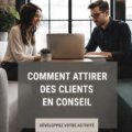 Femme d'affaires souriante consultant avec un client