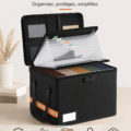 Boîte de rangement ignifugée pour documents en noir, présentée sur une table en bois