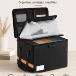 Boîte de rangement ignifugée pour documents en noir, présentée sur une table en bois