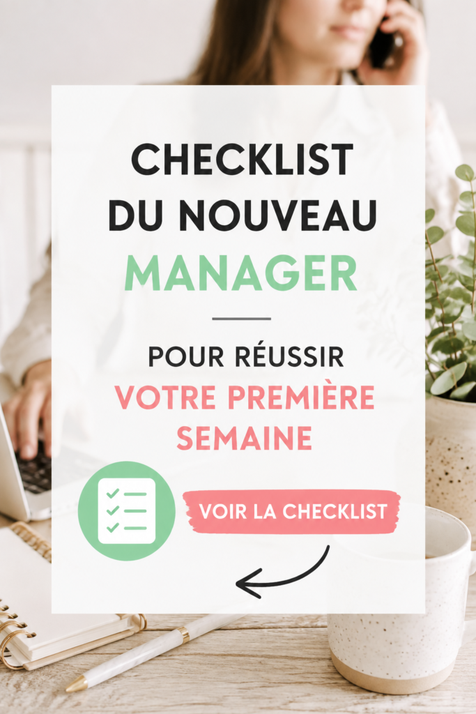 Une femme manager souriante consultant une checklist pour ses premières semaines