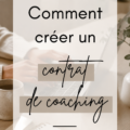 Illustration d'un contrat de coaching sur un bureau avec un stylo.