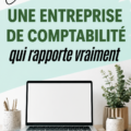 Femme souriante travaillant sur son ordinateur pour démarrer une entreprise de comptabilité.