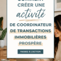 Femme souriante travaillant sur un ordinateur, créant son entreprise de coordination immobilière.