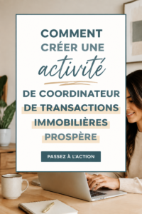 Femme souriante travaillant sur un ordinateur, créant son entreprise de coordination immobilière.