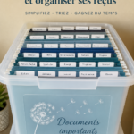 Femme organisant des reçus sur une table, gestes pratiques pour le désencombrement.