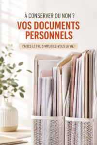 Femme vérifiant ses documents personnels sur une tablette, représentant la gestion documentaire.