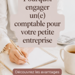 Femme entrepreneuse avec des documents comptables, discutant avec son comptable pour optimiser la gestion de son entreprise.