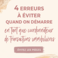 Femme souriante devant un bureau immobilier, prête pour une nouvelle journée de travail en tant que coordinatrice.