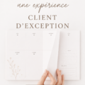 Un conseiller souriant accueillant un client dans un cadre chaleureux et élégant.