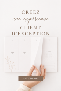 Un conseiller souriant accueillant un client dans un cadre chaleureux et élégant.