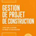 Image d'une femme en train de superviser un projet de construction, écrivant des notes sur un plan.