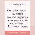 Femme souriante tenant un document en lien avec l'onboarding de clients en gestion de réseaux sociaux.