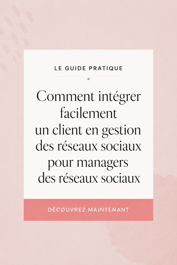 Femme souriante tenant un document en lien avec l'onboarding de clients en gestion de réseaux sociaux.
