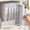 Dossier A4 transparent sur un bureau avec des documents bien rangés.