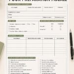 Femme souriante utilisant un organisateur fiscal avec des documents éparpillés.