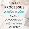 Femme professionnelle préparant son bureau pour accueillir un νέο client.