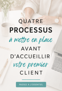 Femme professionnelle préparant son bureau pour accueillir un νέο client.