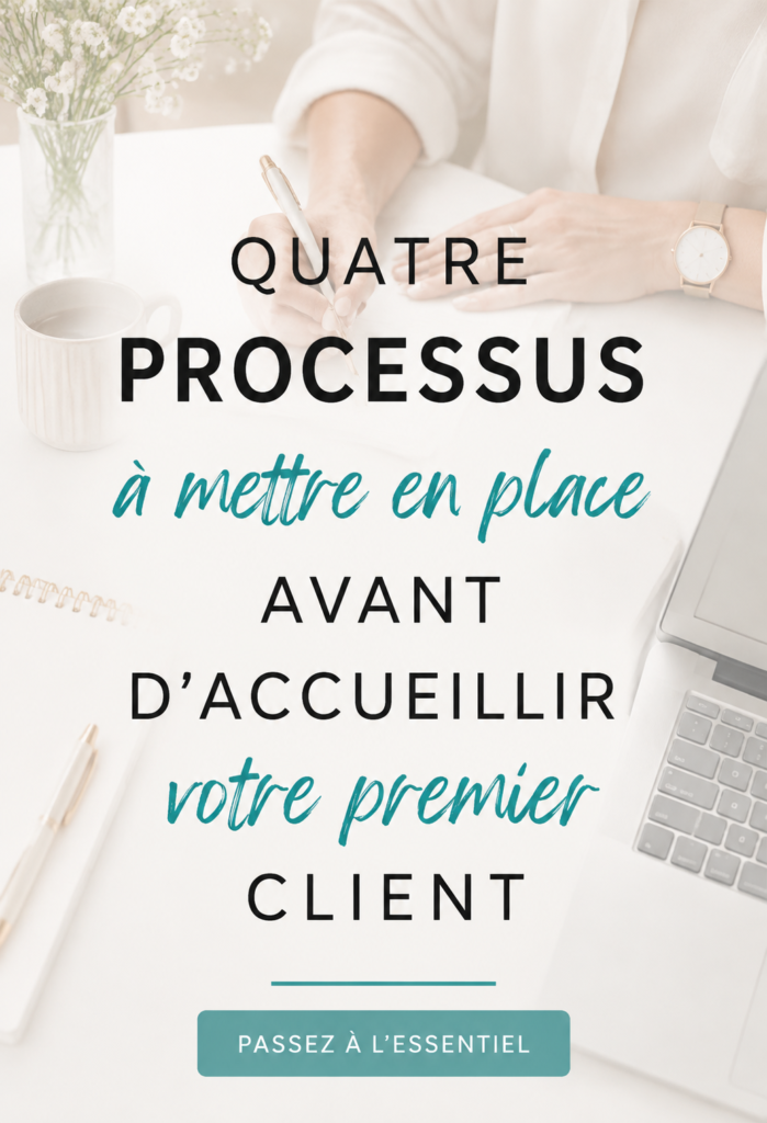 Femme professionnelle préparant son bureau pour accueillir un νέο client.
