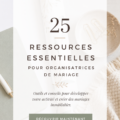 Organisatrice de mariage en train de planifier un événement avec des ressources professionnelles.