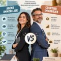 Agent immobilier discutant avec une cliente dans un bureau.