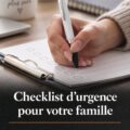 Image d'une famille en discussion autour d'une checklist d'urgence, illustrant la préparation familiale.