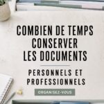 Femme en train de trier des documents importants à son bureau.