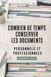 Femme en train de trier des documents importants à son bureau.