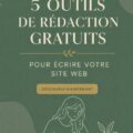 Un bureau avec un ordinateur et un cahier ouverts, symbolisant des outils de rédaction pour un site web.
