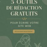 Un bureau avec un ordinateur et un cahier ouverts, symbolisant des outils de rédaction pour un site web.