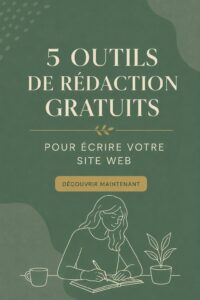 Un bureau avec un ordinateur et un cahier ouverts, symbolisant des outils de rédaction pour un site web.