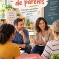 Réunion de parents autour d'une table avec des documents et un ordinateur portable.