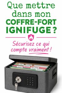 Coffre-fort ouvert avec divers documents et objets précieux à l'intérieur.